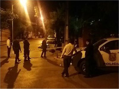 Motociclista muere tras chocar contra un poste de hierro