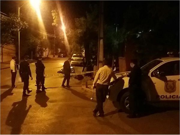 Motociclista muere tras chocar contra un poste de hierro