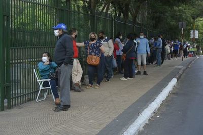 ANDE: Forman una larga fila para reclamar sobrefacturaciones - Nacionales - ABC Color