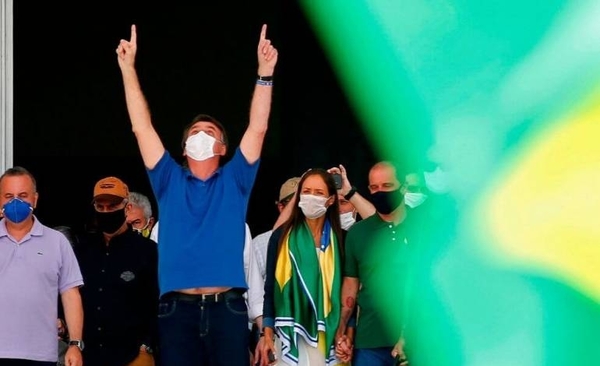 HOY / Tras récord de muertos, Bolsonaro hace chiste en transmisión