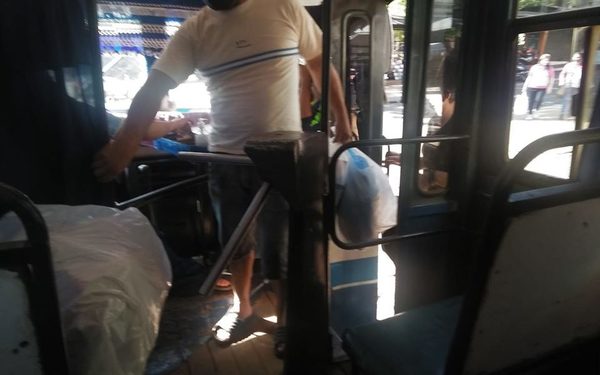 Buses siguen operando con molinetes pese a prohibición