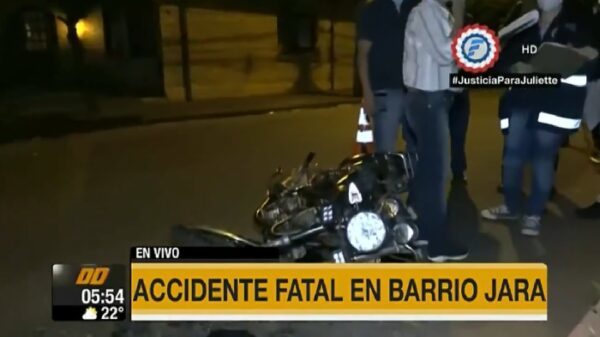 Motociclista muere tras chocar contra poste