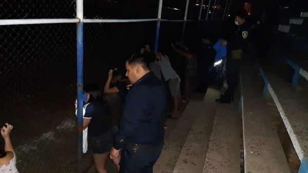 Detienen a 7 por ingerir bebidas alcohólicas en gradas de estadio