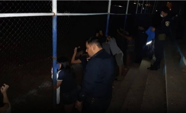 HOY / Siete detenidos por violar cuarentena: tomaban vino en un estadio