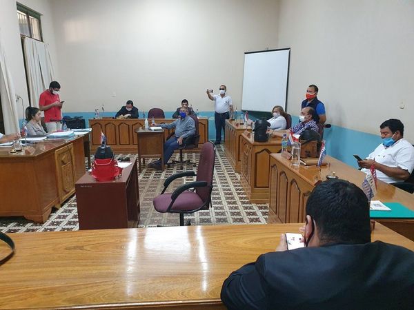 Junta Municipal pide renuncia al intendente Urbieta