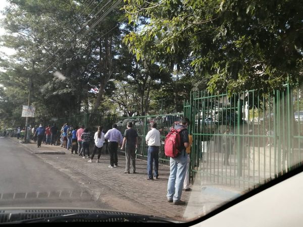 Queja generalizada por largas horas de espera en la Ande