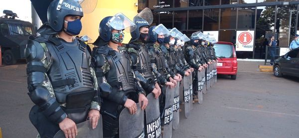 Ante protesta en Foz, antimotines resguardan puente de la Amistad