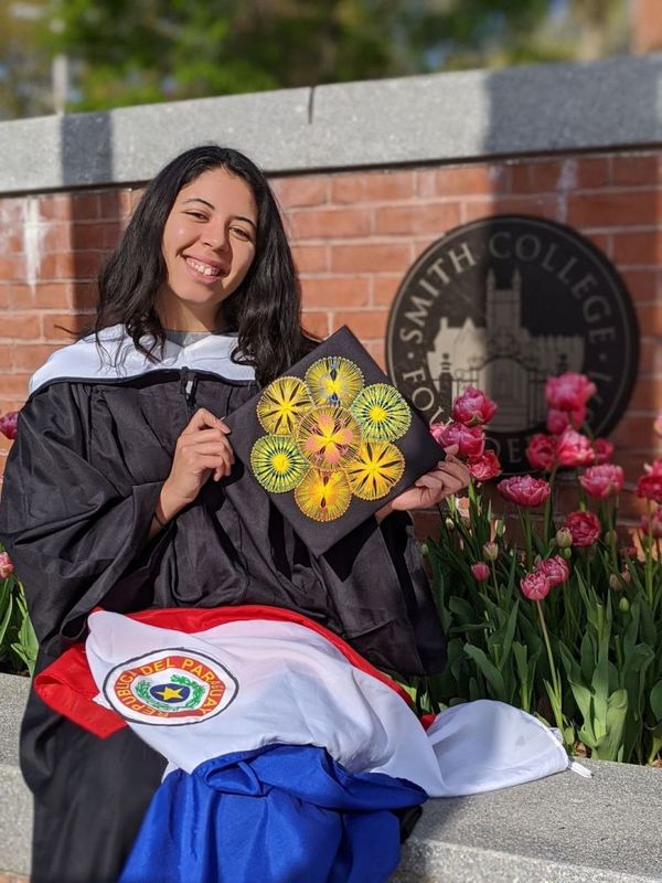 Una joven paraguaya, flamante economista graduada en la Smith College de los EEUU