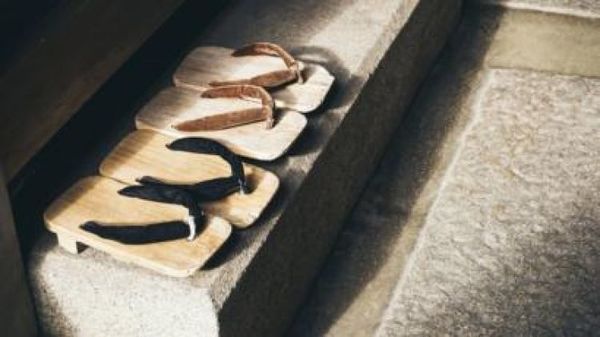 De dónde viene la tradición de quitarse los zapatos antes de entrar en casa (y qué dice la ciencia sobre ella)