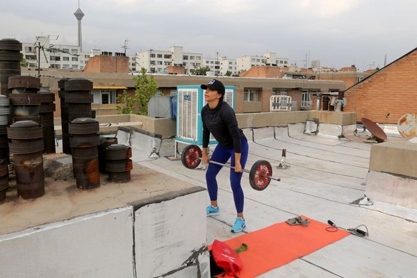Estrella del atletismo mundial entrena en su tejado