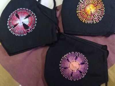 Llueven los pedidos de tapabocas con ñandutí que hace una abue de 82 años
