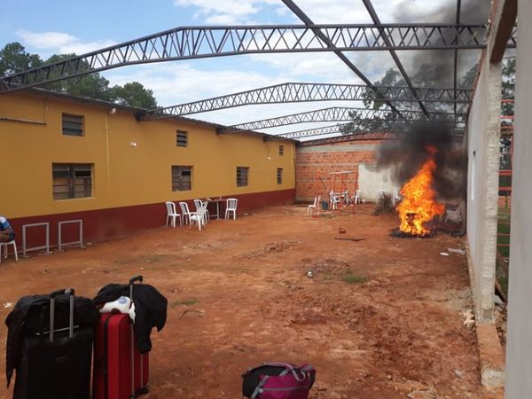 Albergados queman colchones tras 20 nuevos positivos en Oviedo - Nacionales - ABC Color