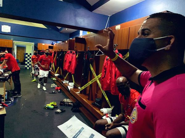 Los pasapelotas y el protocolo de Costa Rica: solo 4 balones y constante desinfección  - Fútbol - ABC Color