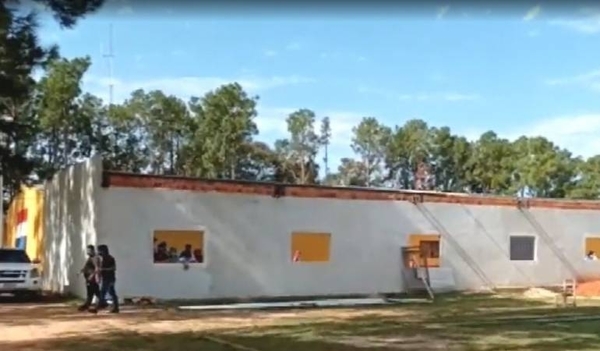 HOY / Quemaron colchones porque deberán seguir 7 días más en albergue