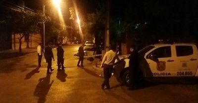 Motociclista muere tras chocar contra un poste de hierro
