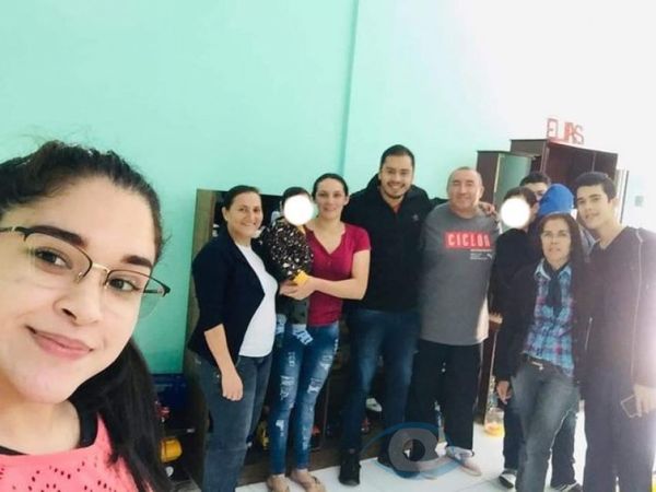 Intendente de CDE farreo con periodista por el día de las madres en plena cuarentena