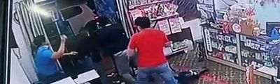 Mujer enfrentó a empujones a asaltante armado y frustró robo en Ñemby