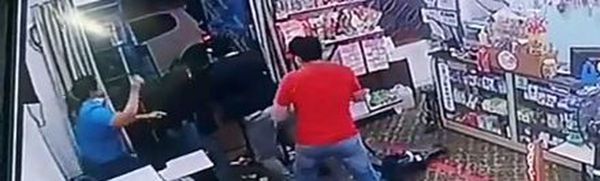 Mujer enfrentó a empujones a asaltante armado y frustró robo en Ñemby