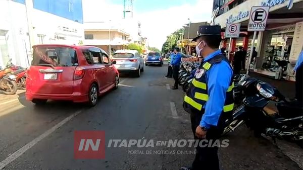 POLICÍA MUNICIPAL INTERVIENE SOBRE DENUNCIA DE CUIDACOCHES EN ENCARNACIÓN