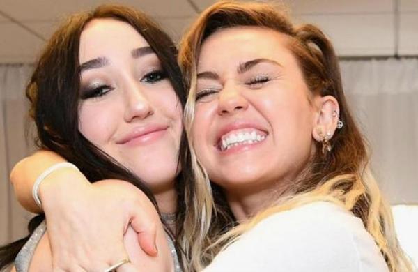 Noah Cyrus se quiebra al confesar lo duro que es ser la hermana de Miley Cyrus - SNT