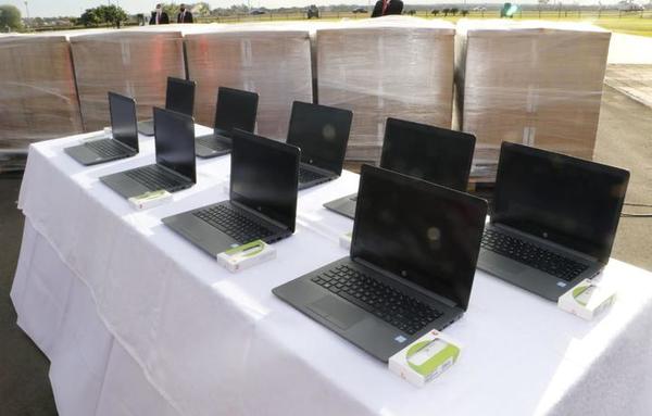 Gobierno entregó notebooks a escuelas indígenas