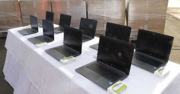 Gobierno entregó notebooks a escuelas indígenas