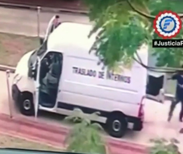 Reclusos intentaron escapar corriendo de sus custodios