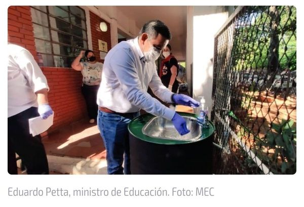 Petta muestra cómo lavarse las manos, pero con guantes