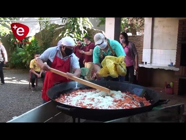 INSPECTORES DE TRÁNSITO SOLIDARIOS ENTREGAN PLATOS DE COMIDA A FAMILIAS VULNERABLES