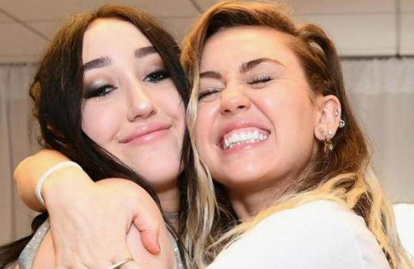 Noah Cyrus se quiebra al confesar lo duro que es ser la hermana de Miley Cyrus - C9N