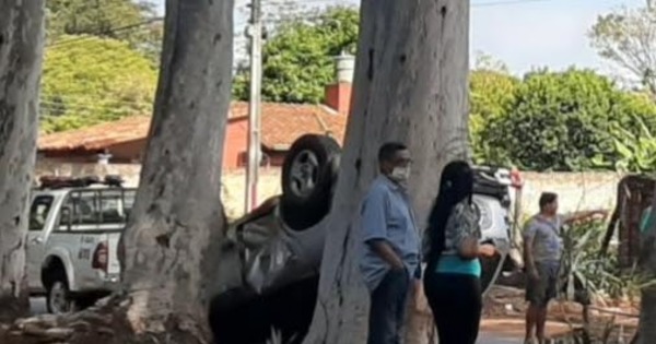 Camioneta volcó tras choque