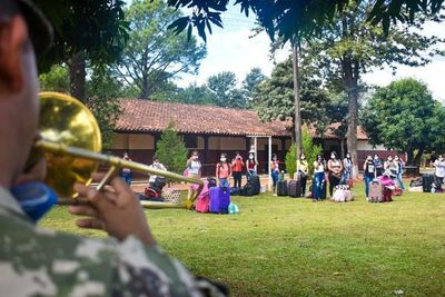 Con música de banda dan de alta a connacionales albergados en Encarnación - Nacionales - ABC Color