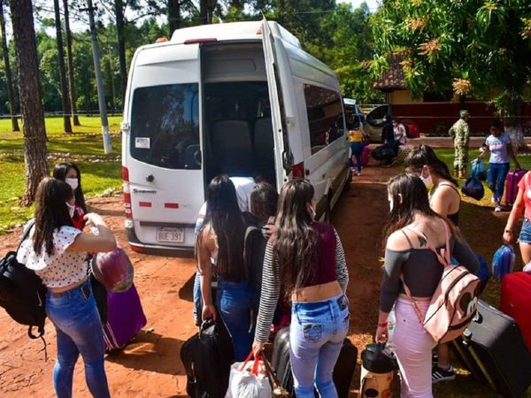 Connacionales abandonan albergue de Comisoe tras cumplir cuarentena