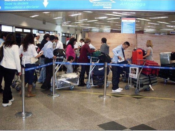 HOY / Gobierno terceriza repatriación de pudientes: estos deben pagar pasaje aéreo y el hotel salud