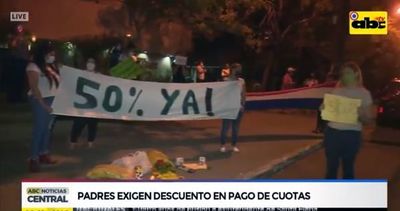 Se manifiestan para insistir por descuento en cuotas - Nacionales - ABC Color