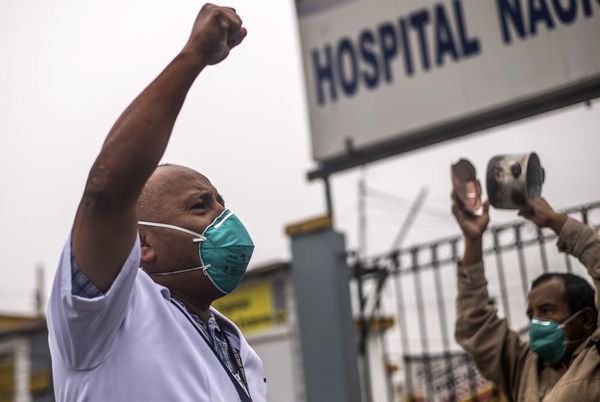 “Hospitales parecen cementerios”, según enfermeros peruanos que se sienten indefensos