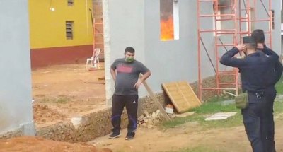 Aislados en Oviedo quemaron colchones | Crónica