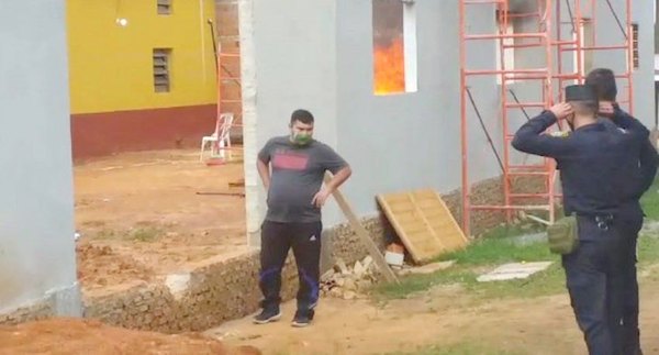 Aislados en Oviedo quemaron colchones | Crónica