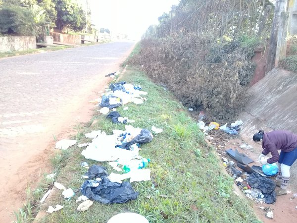 Tiran basuras en la calle - Campo 9 Noticias