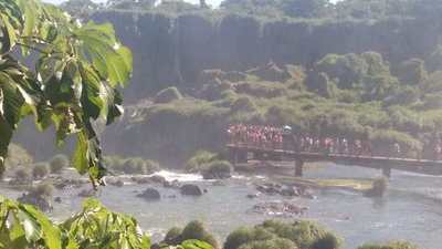 Cataratas con poca agua, pero muchos visitantes