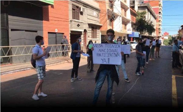 Los secundarios acusan al MEC