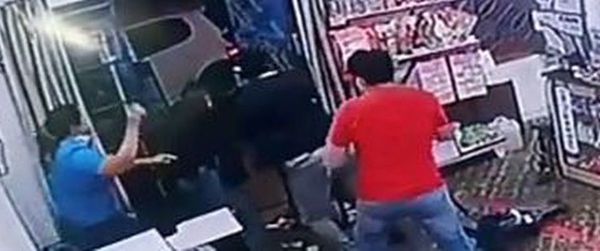 Mujer enfrenta a asaltante armado