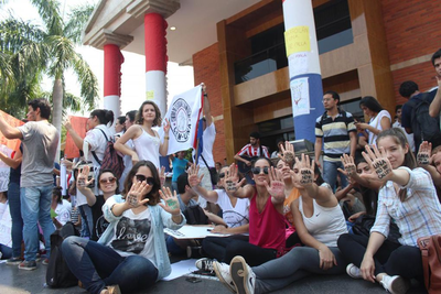 Universitarios exigen al Gobierno tablets y eliminar aranceles
