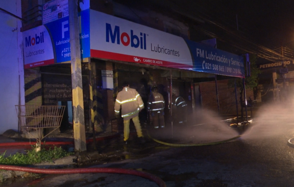 Millonarias pérdidas por incendio en local de venta de lubricantes