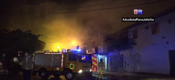 Incendio consume por completo local comercial en Fernando de la Mora | Noticias Paraguay
