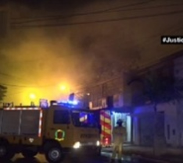 Incendio consume por completo local comercial en Fernando de la Mora - Paraguay.com