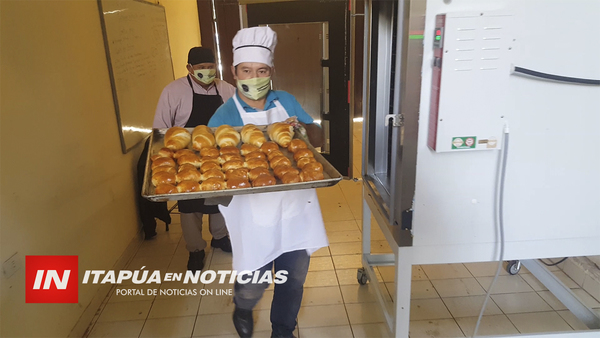 COCINEROS VENDEN PAN CASERO PARA SOLVENTAR OLLAS POPULARES