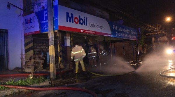 Pérdidas millonarias en incendio de local comercial