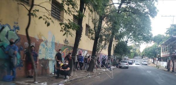 Largas filas en zona de colegios del centro para retirar kits
