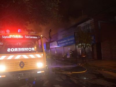 Incendio afecta a taller de mantenimiento